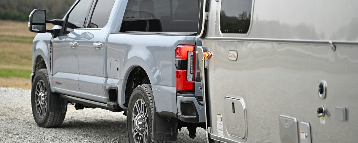Pick-up qui remorque une roulotte