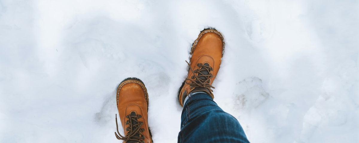 Bottes d'hiver qui marchent dans la neige